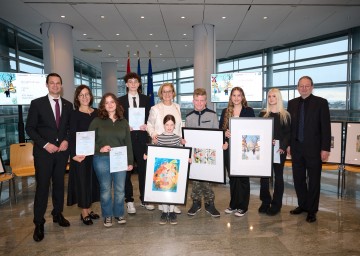 Siegerehrung der Weihnachtspostkartenaktion der Bildungsdirektion NÖ in St. Pölten. Im Bild von links nach rechts: Bildungsdirektor Karl Fritthum, Brigitte Schuckert von der Bildungsdirektion Niederösterreich, Thilda Tomasek(Wienerwaldgymnasium Tullnerbach), Jakob Dobrovits (HTL Mödling), Ina Zahaurek (VS Lengenfeld), Landeshauptfrau Johanna Mikl-Leitner, Marcel Pölz (Sondererziehungsschule Allentsteig), Victoria Vlk (HTL Baden), Samia Schidlo (Mittelschule Ebreichsdorf) und Fachinspektor Andreas Gruber von der Bildungsdirektion Niederösterreich. 