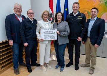 (v.l.n.r.) Hans-Peter Vodicka, Gerald Brüger, Landeshauptfrau Johanna Mikl-Leitner, Bürgermeisterin Gudrun Sperber-Habitzl (VP), Feuerwehr Kommandant Alfred Groher und Clemens Wiesmann.