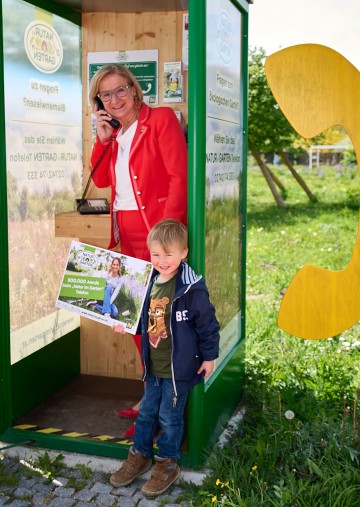 Landeshauptfrau Johanna Mikl-Leitner und Maxi im Gespräch mit dem „Natur im Garten“-Telefon