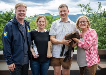 v.l.n.r.: Geschäftsführer der Niederösterreich Werbung Michael Duscher, Andrea und Julius Schneidhofer vom Althammerhof und Landeshauptfrau Johanna Mikl-Leitner
