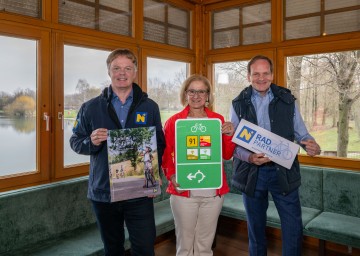 Bei der Pressekonferenz zum Start in die Radsaison 2025 (v.l.n.r.) Michael Duscher, Geschäftsführer NÖ Werbung, Landeshauptfrau Johanna Mikl-Leitner und Hotelier Alexander Ipp.