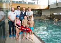 (v.l.) NÖ LVS-Präsidentin Birgit Fürnkranz-Maglock, LH-Stellvertreter Udo Landbauer, NV-Vorstandsdirektor Bernhard Lackner und Toni Pfeffer gemeinsam mit den „Schwimm Kids“ Jana, Lio und Filip.