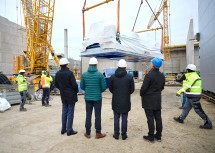 Heute fand der Turbinen-Einhub für die neue Biomasseanlage in St. Pölten am Standort der Salzer-Gruppe statt. Bürgermeister Matthias Stadler, LH-Stellvertreter Stephan Pernkopf, EVN Vorstandssprecher Stefan Szyszkowitz und Thomas Salzer, Geschäftsführer der Salzer-Gruppe (v.l.) sahen zu, als die mehr als 50 Tonnen schwere Turbine über die Gebäudekante in 28 Metern Höhe gehoben wurde.