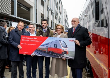 Riesenfreude über die neuen Cityjet-Doppelstock-Züge herrschte heute in St. Pölten bei (v.l.n.r.) Bürgermeister Matthia Stadler, Stadler Austria Geschäftsführer Christian Diewald, LH-Stellvertreter Udo Landbauer, Landeshauptfrau Johanna Mikl-Leitner und ÖBB CEO Andreas Matthä.