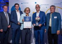 Gewinner in der Kategorie „Klimaschutz“ ist die Forster Metallbau Gesellschaft m.b.H. aus St. Peter in der Au (v.l.): WKNÖ-Präsident Wolfgang Ecker, Marin Skelo (Referent für Bildung und Arbeitsmarkt, IV NÖ), Landeshauptfrau Johanna Mikl-Leitner, Geschäftsführer Andreas Grader sowie UBIT NÖ-Obmann-Stellvertreter Klaus Hochkogler.