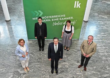 Präsident Johannes Schmuckenschlager (Bildmitte) und die Vizepräsidenten Andrea Wagner und Lorenz Mayr (zweite Reihe) mit LH Johanna Mikl-Leitner und LH-Stellvertreter Stephan Pernkopf
<br />
<br />