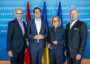 (v.l.n.r.) WKNÖ-Direktor Johannes Schedlbauer, Digitalisierungsstaatssekretär Alexander Pröll, Landeshauptfrau Johanna Mikl-Leitner und Haus der Digitalisierung Geschäftsführer Claus Zeppelzauer.