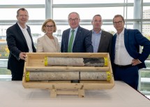 EVN-Vorstandsdirektor Stefan Stallinger, Landeshauptfrau Johanna Mikl-Leitner, LH-Stellvertreter Stephan Pernkopf, Umweltanwalt Tom Hansmann und EVN-Vorstandsdirektor Stefan Szyszkowitz (v.l.n.r.)