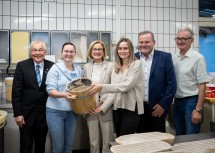 (v.l.n.r.) Vizebürgermeister Franz Strohmer, Lena Kasses, Landeshauptfrau Johanna Mikl-Leitner, Laura Kasses, Bürgermeister Eduard Köck und Erich Kasses.