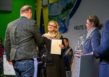 „Was wir kennen, schätzen wir und was wir schätzen, schützen wir“, sagten Landeshauptfrau Johanne Mikl-Leitner und Landesrätin Susanne Rosenkranz bei der Verleihung der Naturschutzpreise.