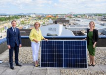 Zweite Ausbaustufe der Photovoltaikanlage am Dach der SCS eröffnet: Eigentümervertreter Paul Douay, Landeshauptfrau Johanna Mikl-Leitner und Klimaschutzministerin Leonore Gewessler (v.l.n.r.).