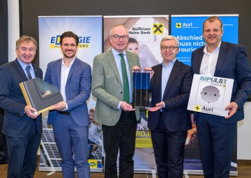 Herbert Greisberger von der eNu, Sebastian Leopold vom Department Business Development & Innovation der Raiffeisen-Holding NÖ-Wien, LH-Stellvertreter Stephan Pernkopf, Michael Höllerer, Generaldirektor von Raiffeisen NÖ-Wien, und Thomas Schauer, Geschäftsleiter der Raiffeisenbank Region St. Pölten, beim 18. Raiffeisen EnergieSparTag im Raiffeisen Corner in St. Pölten (v.l.n.r.).