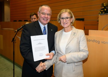 Landeshauptfrau Johanna Mikl-Leitner mit Martin Steinhauser, Bezirkshauptmann Gänserndorf a.d., der die Dankesworte für die in den Ruhestand Verabschiedeten sprach.