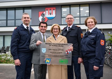 Vor dem neuen Feuerwehrhaus in Korneuburg: Feuerwehrkommandant-Stellvertreter Martin Jany, Bürgermeister Christian Gepp, Landeshauptfrau Johanna Mikl-Leitner, Landesfeuerwehrkommandant-Stellvertreter Martin Boyer und Barbara Thullmann, die Leiterin des Verwaltungsdienstes. 