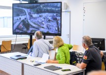 LH-Stellvertreter Stephan Pernkopf, Landeshauptfrau Johanna Mikl-Leitner und Landesfeuerwehrkommandant Dietmar Fahrafellner machten sich bei der Lagebesprechung ein Bild von den Schäden, zu sehen die zerstörte Brücke in Böheimkirchen.