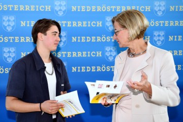 Landeshauptfrau Johanna Mikl-Leitner und Krista Kami, eine Jungforscherin, im Gespräch zu Jugend forscht Digital