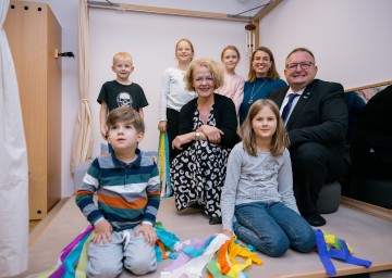 (v.l.n.r.): Familien-Landesrätin Christiane Teschl-Hofmeister, Kindergartenleiterin Birgit Rupp und Bürgermeister Franz Kloiber mit Kindern im Kindergarten Maissau 