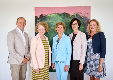 Im Bild von links nach rechts: Mag. Mag. (FH) Konrad Kogler (Vorstand NÖ LGA); Landesrätin Christiane Teschl-Hofmeister; Pflegedirektorin Martina Köberl, MSc, kaufmännische Direktorin Doris Bayerl, MBA MAS, Assistentin Dipl. KH-BW Gabriele Jäger 