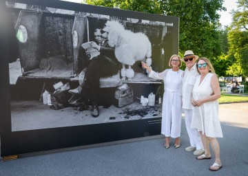 (v.l.) Landeshauptfrau Johanna Mikl-Leitner bei ihrem Besuch der Ausstellung im Juli mit Festivaldirektor Lois Lammerhuber und der kaufmännischen Direktorin Silvia Lammerhuber.