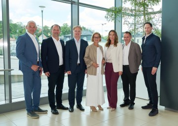 v.l.n.r.: Hannes Steinacker – Geschäftsführer Weinviertel Tourismus GmbH, Bernhard Schröder – Geschäftsführer Donau Niederösterreich Tourismus GmbH, Michael Duscher – Geschäftsführer Niederösterreich-Werbung GmbH, Landeshauptfrau Johanna Mikl-Leitner, Mariella Klement-Kapeller – Geschäftsführerin Wiener Alpen in Niederösterreich Tourismus GmbH, Andreas Purt – Geschäftsführer Mostviertel Tourismus GmbH, Klemens Wögerer – Geschäftsführer Niederösterreich-CARD