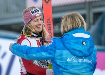 Landeshauptfrau Johanna Mikl-Leitner gratuliert Katharina Liensberger zum 3. Platz beim Weltcupslalom am Semmering.