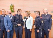 Landespolizeidirektor-Stellvertreter Franz Popp, Karl Hutter vom Bundesministerium für Inneres, Landeshauptfrau Johanna Mikl-Leitner im Gespräch mit Lehrgangs-Aspiranten und Landespolizeidirektor-Stellvertreter Rudolf Slamanig (v.l.n.r.)