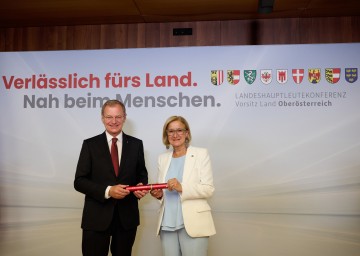 Landeshauptfrau Johanna Mikl-Leitner übergab den Vorsitz in der Konferenz der Landeshauptleute an Landeshauptmann Thomas Stelzer.