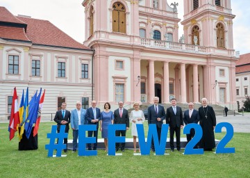 Von links nach rechts: Der slowakische Staatssekretär Martin Klus, ORF-Korrespondent Christian Wehrschütz, der Vizepräsident des Europäischen Parlaments Othmar Karas, Bundesministerin Karoline Edtstadler, Bundesminister Alexander Schallenberg, Landeshauptfrau Johanna Mikl-Leitner, Landesrat Martin Eichtinger, EU-Sonderbeauftragter Miroslav Lajcak, Sondergesandter Stuard Peach und Abt Columban Luser.