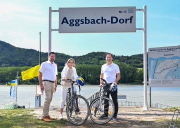 Bürgermeister Josef Kienesberger, Landeshauptfrau Johanna Mikl-Leitner und Destination Donau Niederösterreich Geschäftsführer Bernhard Schröder informierten bei der Anlegestelle in Aggsbach-Dorf über die Fähre, die ab 22. Juli den Betrieb aufnimmt (v.l.n.r.).