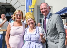 Landeshauptfrau Johanna Mikl-Leitner und Bundesminister Gerhard Karner beim Fest.