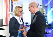 Landeshauptfrau Johanna Mikl-Leitner im Gespräch mit Busatis-Geschäftsführer Christoph Jordan (v.l.n.r.)