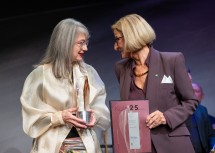 Landeshauptfrau Johanna Mikl-Leitner überreichte Gabriele Petricek den Würdigungspreis in der Kategorie Literatur.