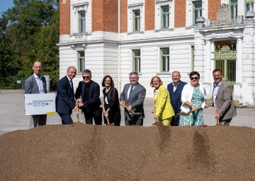 Spatenstich für die Landesausstellung 2026, von links nach rechts: Armin Laussegger (wissenschaftlicher Leiter), Konrad Kogler (Vorstand Landesgesundheitsagentur), Paulus Hochgatterer (wissenschaftlicher Fachbeirat), Regina Bauer (kaufm. Direktorin LK Mauer), Landesrat Ludwig Schleritzko, Landeshauptfrau Johanna Mikl-Leitner, Christian Korbel (Ärztl. Direktor LK Mauer), Michaela Hinterholzer (Obfrau Moststraße) und Christian Haberhauer (Bürgermeister von Amstetten).