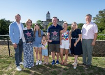 (v.l.n.r.) Martin Berger (Bürgermeister Schollach), Landeshauptfrau Johanna Mikl-Leitner, die Familie Trenz, Landtagsabgeordnete Silke Dammerer und Erwin Klissenbauer (GF Schallaburg).