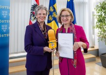 Landeshauptfrau Johanna Mikl-Leitner überreicht Sabine Haag das „Silberne Komturkreuz des Ehrenzeichens für Verdienste um das Bundesland Niederösterreich“.