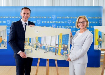 Landeshauptfrau Johanna Mikl-Leitner und Landesrat Jochen Danninger präsentieren das FabLab im Haus der Digitalisierung, das im kommenden Jahr am Campus Tulln eröffnet werden wird.