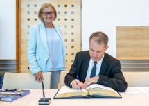 Landeshauptfrau Johanna Mikl-Leitner mit dem französischen Botschafter in Österreich Matthieu Peyraud.