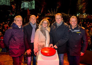 Bei der Eröffnung des Weihnachtsmarktes „Weihnachten im Park“ in St. Pölten (v.l.n.r.): Helge Haslinger, Sparkasse NÖ Mitte West, NV-Chef Bernd Lackner, Landeshauptfrau Johanna Mikl-Leitner, St. Pöltens Bürgermeister Matthias Stadler und Landesfeuerwehrkommandant Dietmar Fahrafellner.