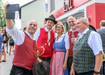 14 Blasmusikkapellen aus dem Lanzenkirchner Umland unterstützten musikalisch beim Gründungsfest des MV Lanzenkirchen und freuen sich anschließend über ein gemeinsames Foto mit Landeshauptfrau Johanna Mikl-Leitner.