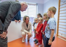 Bürgermeister Klaus Schneeberger und Landesrätin Christiane Teschl-Hofmeister hörten genau zu, als die Kids erzählten, was sie so toll an ihrem Kindergarten finden.