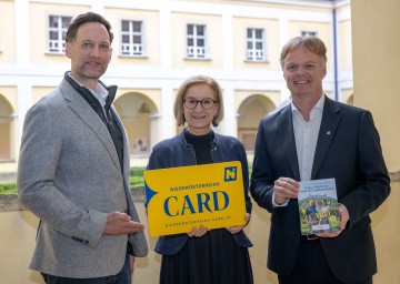 (v.l.n.r.) Klemens Wögerer – Geschäftsführer Niederösterreich-CARD, Landeshauptfrau Johanna Mikl-Leitner und Michael Duscher (GF Niederösterreich Werbung).