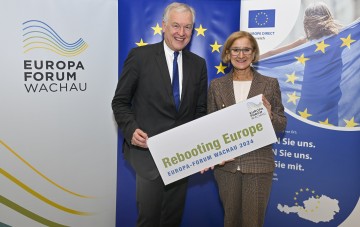 Landeshauptfrau Johanna Mikl-Leitner und der Präsident des Europa-Forum Wachau, Botschafter Martin Eichtinger.