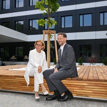 Landeshauptfrau Johanna Mikl-Leitner und Präsident Martin Hetzer im Freibereich des neuen Moonstone Buildings.