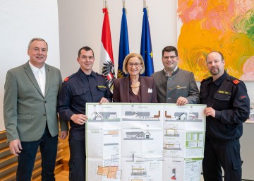 Von links nach rechts: Ortsvorsteher Erwin Schneider, Kdt.-Stv. Franz Ehrentraud, Landeshauptfrau Johanna Mikl-Leitner, Vizebürgermeister Harald Naderer und Kommandant Stefan Denk.