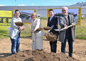 Spatenstich KFZ-Prüfstelle im ecoplus Wirtschaftspark Wolkersdorf (v.l.n.r.): Bürgermeister Dominic Litzka, Landeshauptfrau Johanna Mikl-Leitner, ecoplus Aufsichtsrat LAbg. Kurt Hackl und Architekt Manfred Staudinger.