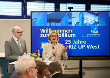 Landeshauptfrau Johanna Mikl-Leitner beim 25. Jubiläum von RIZ UP West in Amstetten.