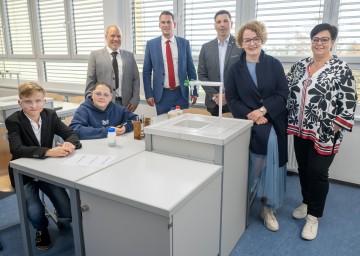 (v.l.n.r.): Schüler Fabian Hitz, Schülerin Livia Lenitz, Schulleiter Stefan Gamper, Bürgermeister von Harmannsdorf-Rückersdorf Alexander Raicher, Bürgermeister von Großrußbach Josef Zimmermann, Bildungs-Landesrätin Christiane Teschl-Hofmeister und Vize-Bürgermeisterin von Leobendorf Corina Horn
