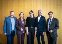(v.l.n.r.) Jochen Flicker (Spartenobmann Gewerbe & Handwerk WKNÖ), Landeshauptfrau Johanna Mikl-Leitner, Sara Sinhuber, Richard Reiter (Geschäftsführer von Fliesen & Öfen Reiter) und WKNÖ-Präsident Wolfgang Ecker