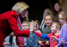 Die Kindergartenkinder freuten sich gemeinsam mit Landeshauptfrau Johanna Mikl-Leitner über ihren neuen Kindergarten.