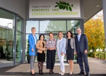 Nationalratsabgeordnete Martina Diesner-Wais, Bürgermeisterin und Landtagsabgeordnete Margit Göll, Geschäftsführerin Karin Weißenböck, Landeshauptfrau Johanna Mikl-Leitner, Prokuristin Viktoria Magenschab und der Ärztliche Leiter Johannes Püspök vor dem offiziell eröffneten Franz Himmer Kongress- und Veranstaltungszentrums des Moorheilbads Harbach (v.l.n.r.)